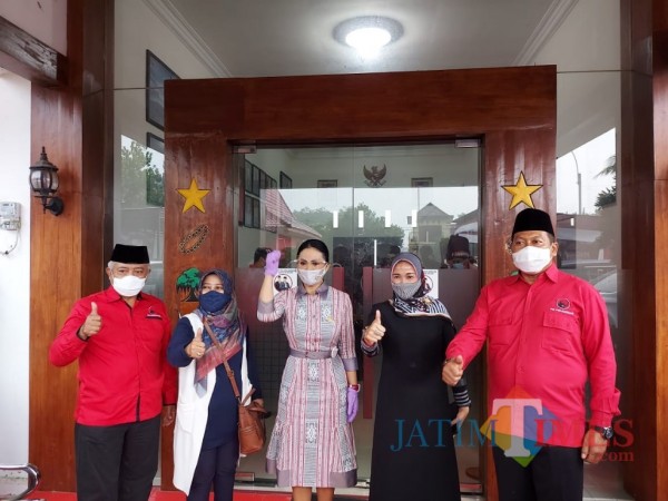 Paslon Sanusi-Didik Gatot Subroto (SanDi) saat bersama anggota DPR-RI Krisdayanti di Kantor DPC PDIP Kabupaten Malang. (Foto: Tubagus Achmad/MalangTimes)