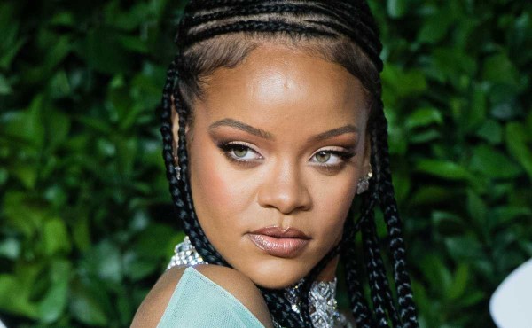 Rihanna (Foto: Mom.com)