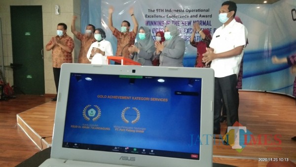 Sukacita pegawai RAD dr. Iskak saat diumumkan sebagai Gold Winner Achievement kategori service (Joko Pramono for Jatim TIMES)