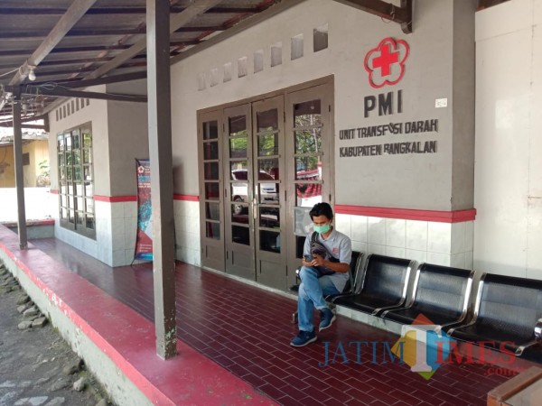 Tampak, pemuda saat duduk di kursi tunggu di Kantor PMI Bangkalan (Foto: Redaksi BangkalanTIMES)
