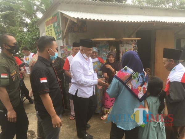 Calon Bupati Malang dari pasangan SanDi nomor urut 1, Sanusi (kemeja putih) saat menyapa warga ketika aktif melakukan kampanye (Foto : Ashaq Lupito / MalangTIMES)