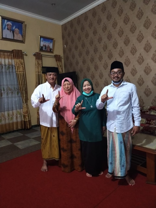 Calon Bupati Malang nomor urut dua yakni Lathifah Shohib saat bersama pengasuh Ponpes Raudlatul Ulum 2, Gondanglegi (Foto: Dok. Malang Bangkit)
