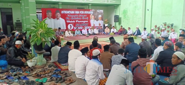Kondisi saat para alumni santri Ponpes Sidogiri, Pasuruan saat mengadakan istighosah dan doa bersama di kediaman Sanusi, Rabu (25/11/2020). (Foto: Dok. JatimTimes)