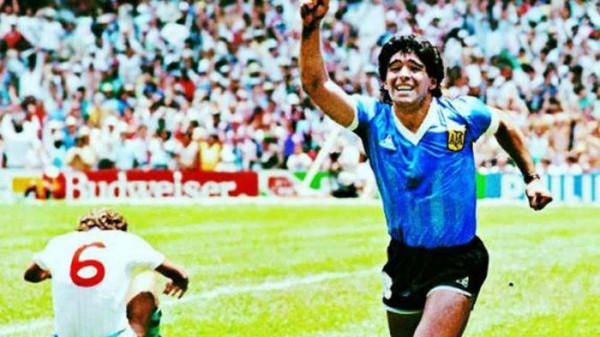 Maradona saat merayakan gol 'Tangan Tuhan'. (istimewa)