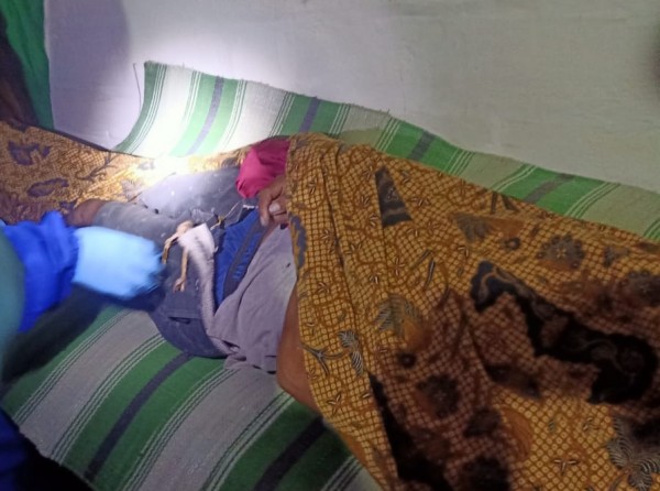 Proses evakuasi korban gantung diri (istimewa)