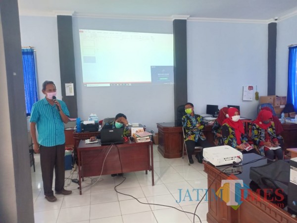Sekretaris Dispendukcapil Kabupaten Blitar Bayu Purna, membuka acara soialisasi tentang gratifikasi dan pengenalan gratifikasi online