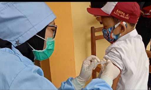 Suasana saat siswa diimunisasi oleh petugas kesehatan Puskesmas Janti. (Foto: Istimewa).
