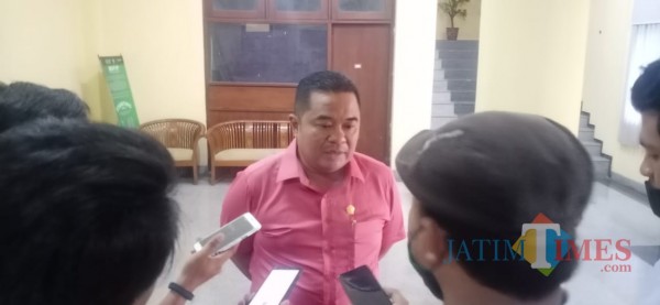Tampak, Ketua DPRD Bangkalan saat diwawancarai oleh sejumlah wartawan (Foto: Redaksi BangkalanTIMES)