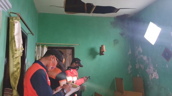 Tim BPBD Kota Batu saat melakukan pendataan pada rumah Joko yang tersambar petir di Dusun Wonorejo, Desa Tulungrejo, Kamis (26/11/2020). (Foto: istimewa)