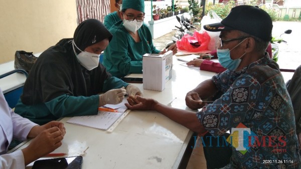 Warga Desa Gendingan saat jalani rapid tes di Balai Desa Gendingan (Joko Pramono for Jatim TIMES)