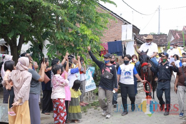 Cabup Banyuwangi Mas Yusuf naik kuda menyapa warga di Kecamatan Glagah. (Nurhadi Banyuwangi Jatim Times)