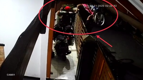 Dua pelaku pencurian yang tengah mengeluarkan sepeda dari rumah korban (Ist)