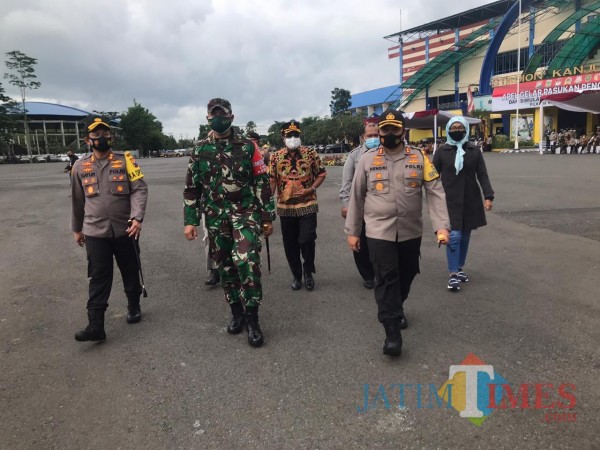 Kapolres Malang, AKBP Hendri Umar saat mengecek pasukan peserta apel simulasi pam pilkada. (Hendra Saputra)