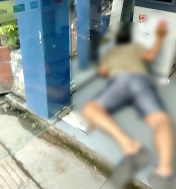 Kondisi jasad pria yang ditemukan tak bernyawa dalam bilik ATM di Kludan, Tanggulangin. (Ist)