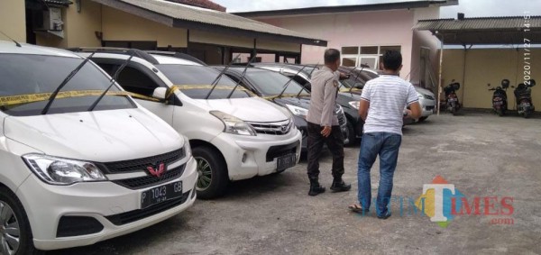 Petugas Polsek Semboro saat memeriksa kendaraan yang menjadi barang bukti penggelapan yang dilakukan pelaku. (foto : ulum Pitek / Jatim TIMES)