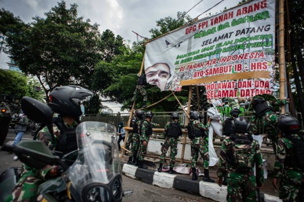 Prajurit TNI menertibkan spanduk tidak berizin saat patroli keamanan di Petamburan, Jakarta beberapa saat lalu. (Foto: ANTARA Foto)