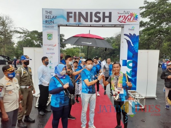 Sekda Kabupaten Malang, Wahyu Hidayat (dua dari kanan) saat menerima tongkat estafet sebagai tanda berakhirnya ajang The Relay Run 1.260 (Foto : Istimewa)
