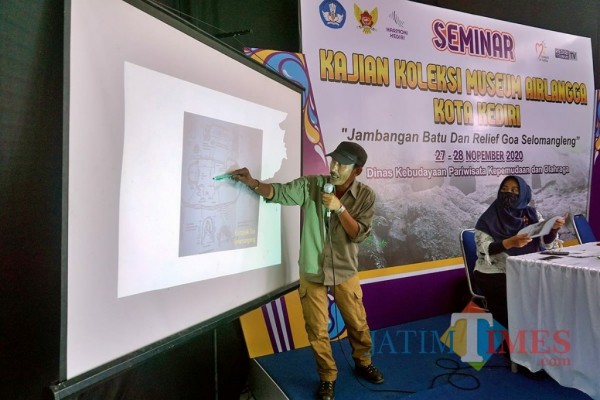 Arkeolog Dwi Cahyono saat memberikan penjelasan dalam seminar di Museum Airlangga. (ist)