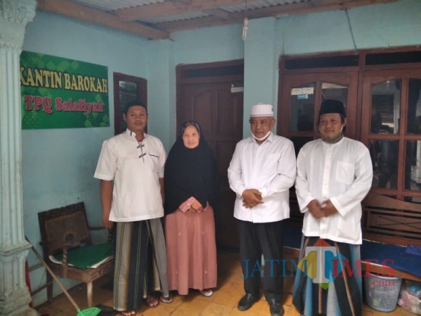 Calon Bupati Malang dari pasangan SanDi nomor urut 1, Sanusi (dua dari kanan) saat berkunjung di ponpes Salafiyah (Foto : Ashaq Lupito / MalangTIMES)