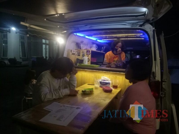 Gogona Coffe yang mangkal di Alun-Alun Selatan Lumajang (Foto : Moch. R. Abdul Fatah / Jatim TIMES)
