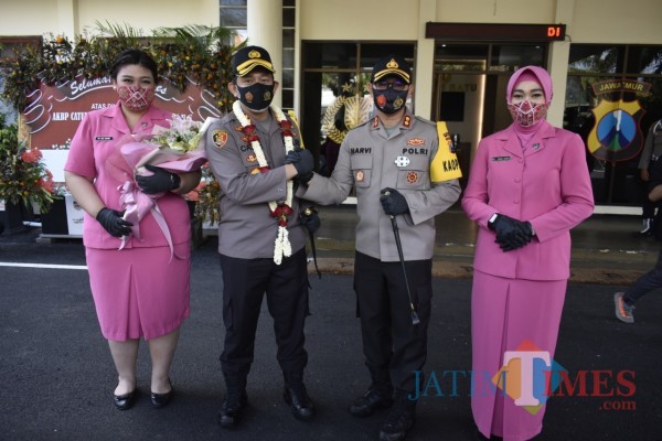 Kapolres Batu AKBP Catur Cahyono Wibowo saat bersalaman dengan Kapolres lama AKBP Harviadhi Agung Prathama di halaman Mapolres Batu, Sabtu (28/11/2020).
