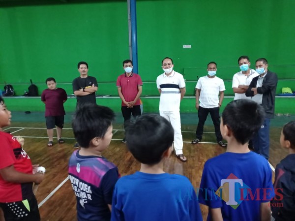 Ketua Umum PBSI Kota Malang, Heri Mursid (baju putih depan) saat memberikan motivasi kepada atlet didik PB Brawijaya Junior (Hendra Saputra)
