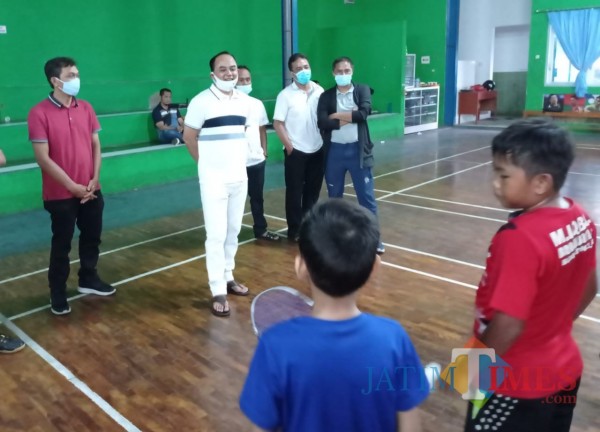 Ketua Umum PBSI Kota Malang Heri Mursid saat bercengkrama dengan atlet didik bulutangkis PB Brawijaya Junior (Hendra Saputra)