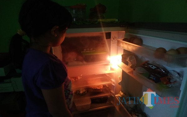 Kulkas yang lama tak dibersihkan dan berisi barang sering mengakibatkan bau tak sedap. (Foto: Anang Basso / Tulungagung TIMES)