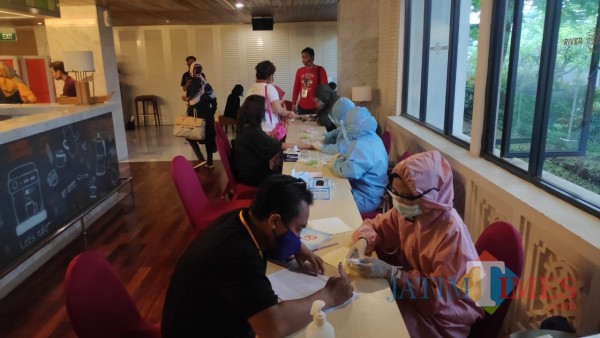 Para buyer maupun seller peserta Table Top Pariwisata dan Ekraf di Kota Malang yang menjalani rapid test (Disporapar for MalangTIMES)