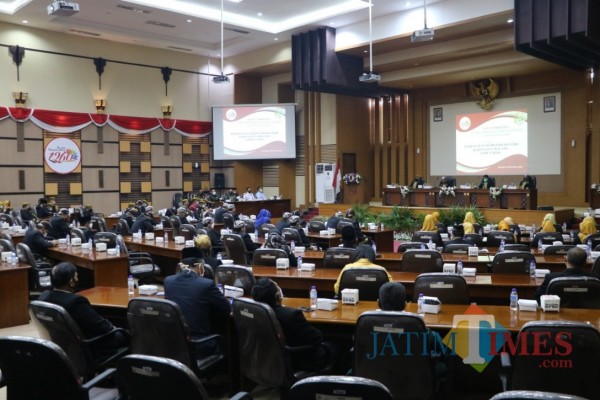 Situasi dan kondisi pelaksanaan Sidang Paripurna Istimewa di Gedung DPRD Kabupaten Malang, Sabtu (28/11/2020). (Foto: Tubagus Achmad/MalangTimes)