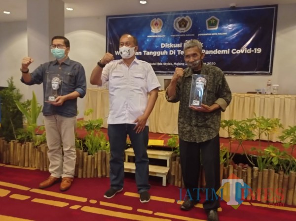 Dari kiri: Direktur RSUD Kota Malang dr Husnul Muarif, Ketua PWI Malang Raya Ariful Huda dan wartawan senior Yunanto (Hendra Saputra)