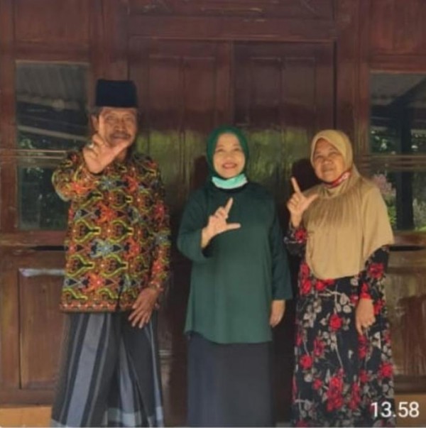 Lathifah Shohib (tengah) saat berfoto dengan Ketua Jam'iyah Thoriqoh Naqsabandiyah Kabupaten Malang, KH Abdul Asyik (kiri) (istimewa)