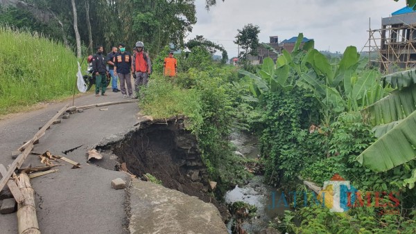Petugas saat mengecek kondisi plengsengan ambrol di Kelurahan Temas, Minggu (29/11/2020). (Foto: istimewa)