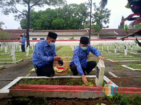 Sekda Kab Blitar Totok Subihandono memimpin ziarah nasional dan tabur bunga di TMP Raden Wijaya Kota Blitar.(Foto : Aunur Rofiq/BlitarTIMES)