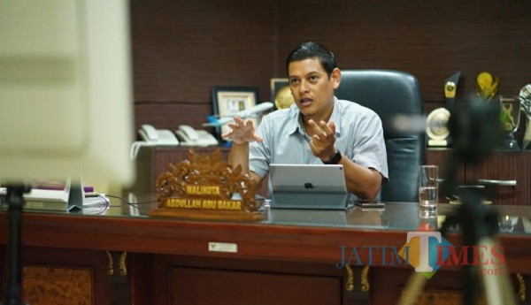 Walikota Kediri Abdullah Abu Bakar saat menjadi pemateri yang diselenggarakan oleh Unibraw secara daring.(ist)
