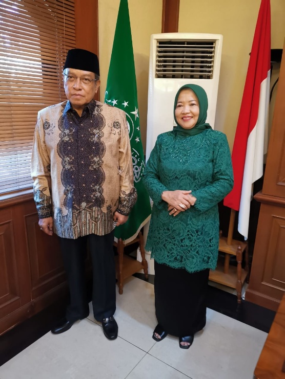 Calon Bupati Malang nomor urut dua yakni Lathifah Shohib saat bersama Ketua Umum PBNU, KH. Said Aqil Siroj (Foto: Dok. Malang Bangkit)