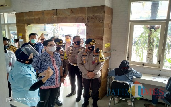 Kapolresta Malang Kota, Kombespol Leonardus Simarmata saat mendampingi Tim Kemenpan RB melakukan penilaian (Anggara Sudiongko/MalangTIMES)