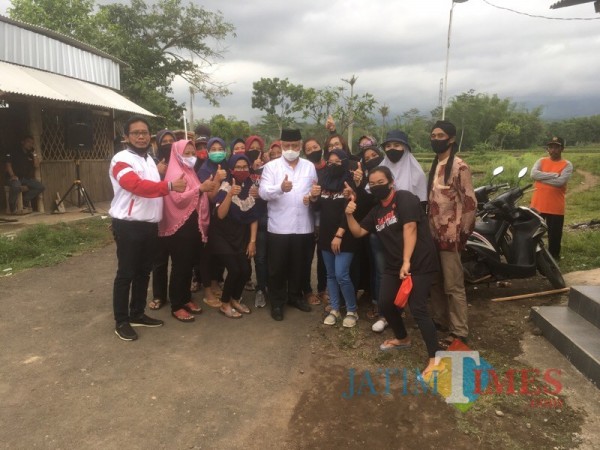 Calon bupati Malang dari pasangan SanDi nomor urut 1 Abah Sanusi (tengah, kemeja putih) saat menyapa warga ketika berkampanye. (Foto : Ashaq Lupito / MalangTIMES)