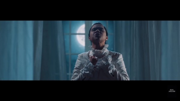 Sosok Dul Jaelani yang tampak sebagai pemeran utama dalam Music Video "Jas Putih". (Foto: YouTube Dul Jaelani)
