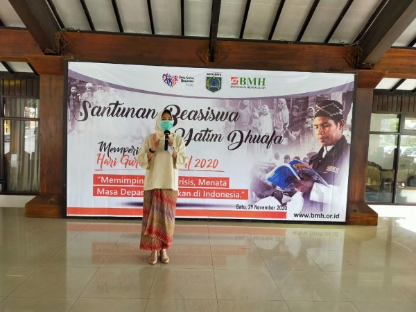 Wali Kota Batu Dewanti Rumpoko saat pemberian beasiswa BMH kepada anak yatim dan duafa di pendopo rumah dinasnya. (Foto: IST)