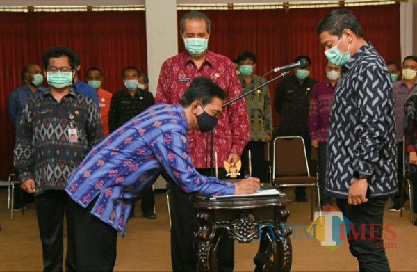 Wali Kota Kediri Abdullah Abu Bakar melantik beberapa pejabat di lingkungan Pemkot Kediri. (ist)