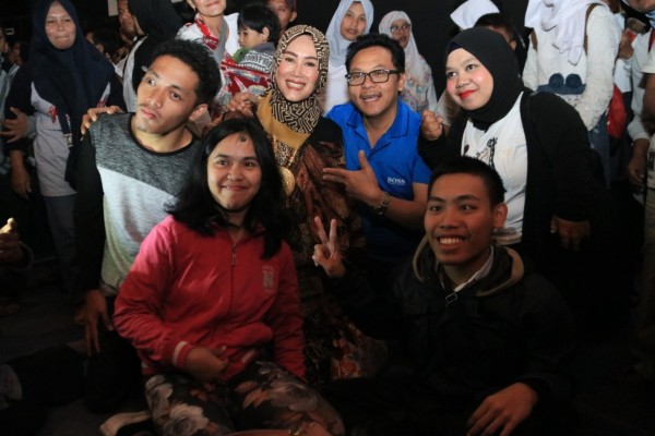 Wali Kota Malang Sutiaji didampingi istri Widayati Sutiaji (tengah) saat berfoto bersama anak-anak disabilitas (Dokumentasi Humas Pemkot Malang/Foto diambil sebelum pandemi covid-19).