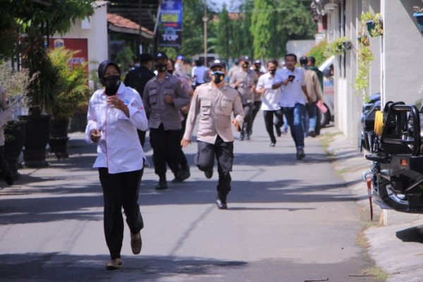 Anggota Polres Madiun saat melakukan latihan Sistem Pengamanan Markas Komando (Sispam Mako)