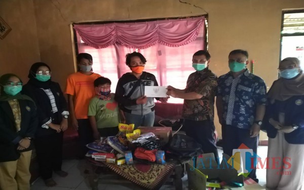 Bantuan yang diserahkan Peksos Dinas sosial pada keluarga LL / Foto : Friez Sando / Tulungagung TIMES