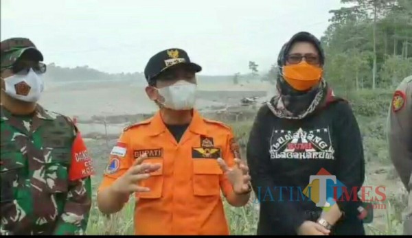 Bupati dan Wabup Lumajang di Pos Pengamatan Gunung Semeru (Foto : Moch. R. Abdul Fatah / Jatim TIMES)