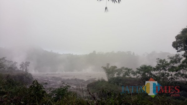 Lava pijar Semeru tadi malam (Foto : Moch. R. Abdul Fatah / Jatim TIMES)