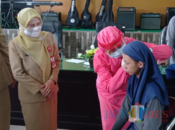 Kepala Dinsos-P3AP2KB Peni Indriani (paling kiri) saat melihat disabilitas dipasangkan alat bantu dengar (Hendra Saputra)