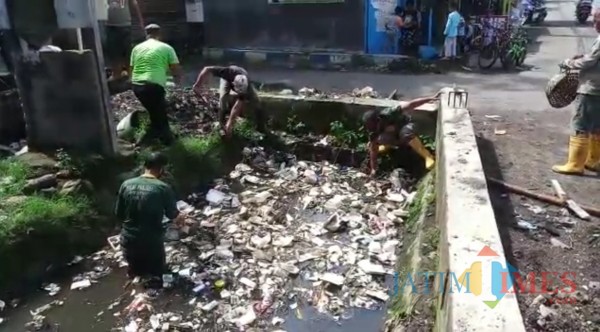 Para personel Satgas DPUPRPKP Kota Malang saat melakukan normalisasi di kawasan Jalan Raya Langsep (DPUPRPKP Kota Malang for MalangTIMES)
