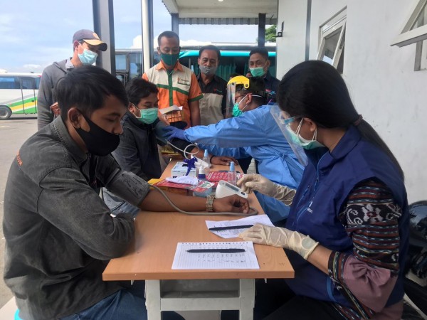 Para pengemudi bus di terminal Arjosari yang menjalani tes kesehatan (Ist)