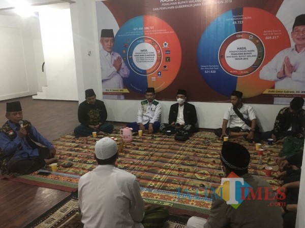 Suasana para jamaah dari Tim Pemenangan SanDi saat melangsungkan agenda istighosah dan doa bersama demi kesembuhan KH Said Aqil Sirajd, sekaligus serangkaian Haul Gus Dur (Foto : Ashaq Lupito / MalangTIMES)